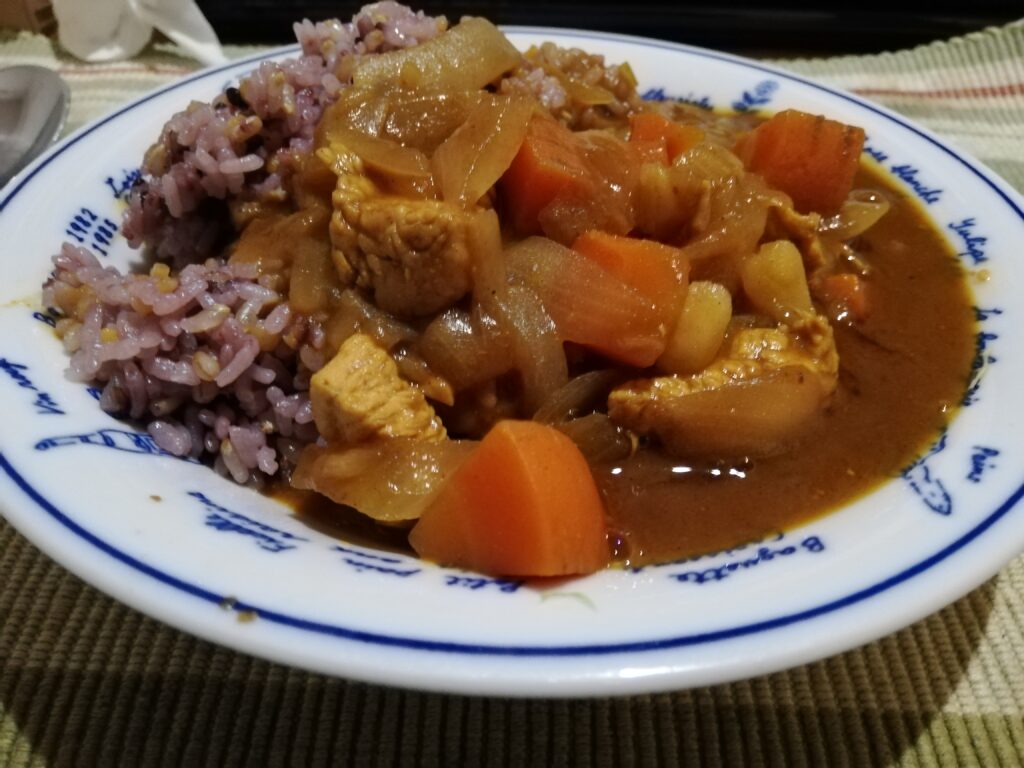 She made me a dinner.(彼女は私に料理を作った)