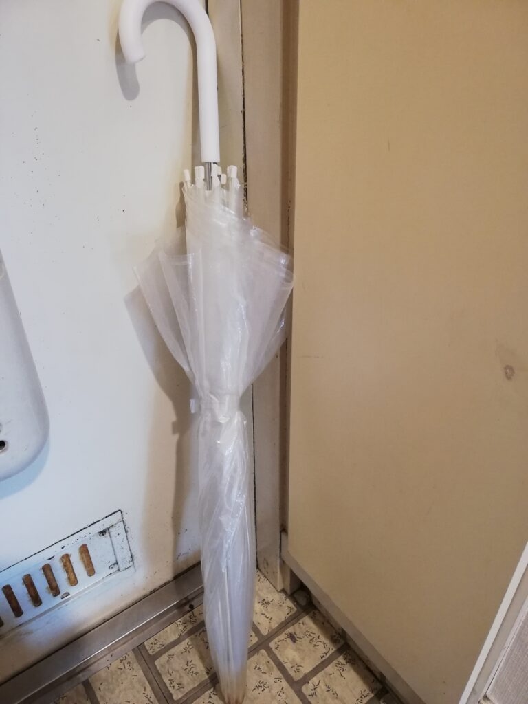 I left my umbrella in my house.