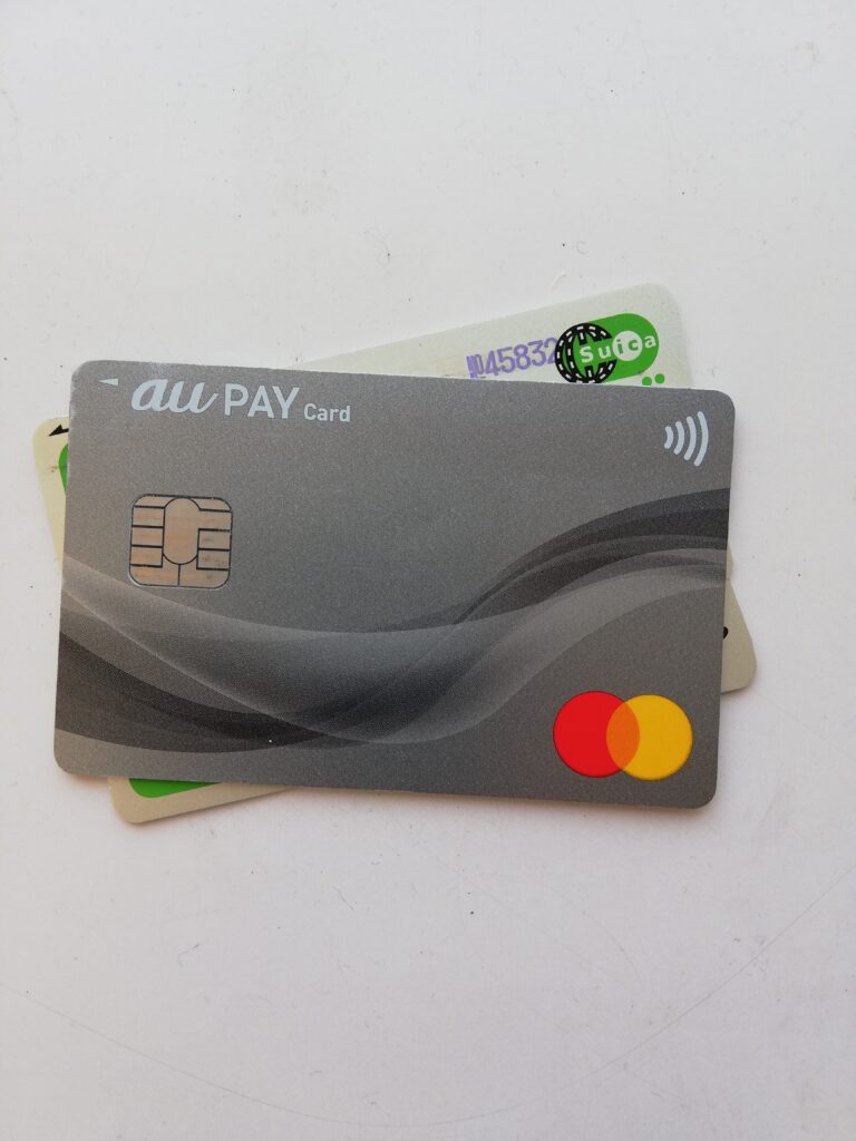 カードでいろいろ買い物が出来るから、現金で払う必要がない