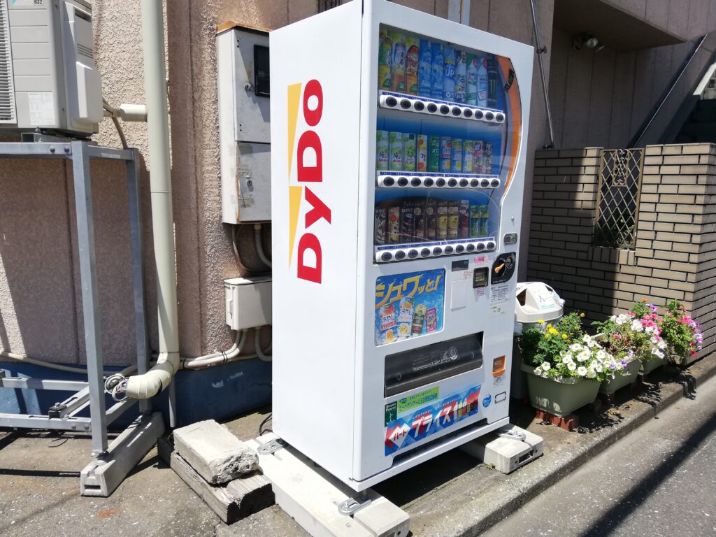 自動販売機など「カードが使えない場所がある」ことが挙げられます。